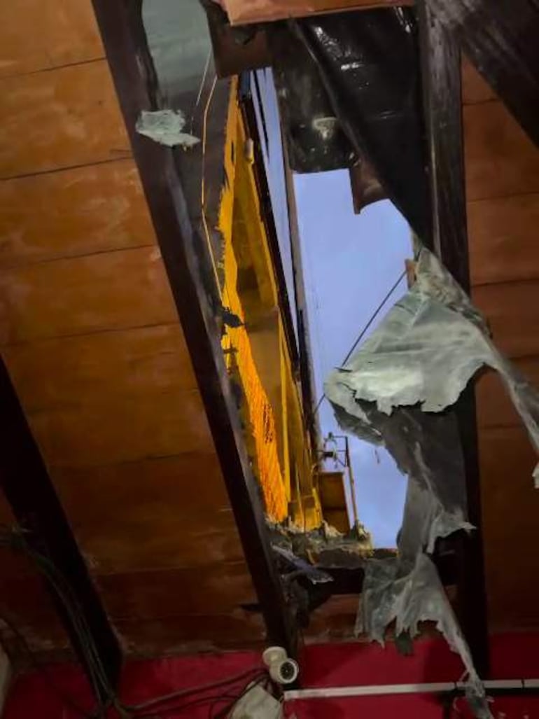 El interior de la vivienda de los adultos mayores con el techo dañado y hueco visible,  tras la caída de un vidrio de blindex en una obra de la Corte.