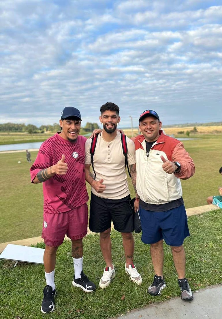 El capitán de la Albirroja, Gustavo Gómez, junto al defensor central Omar Alderete y al gobernador de Misiones, Richard Ramírez.