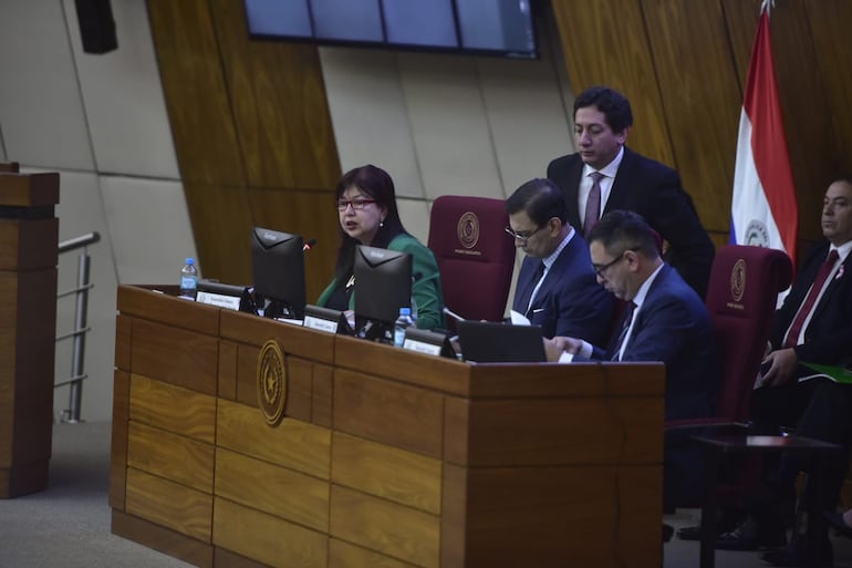La rectora de la UNA, Prof. Dra. Zully Vera, compareció este jueves ante la CBP para la defensa del presupuesto de las universidades nacionales del Paraguay.