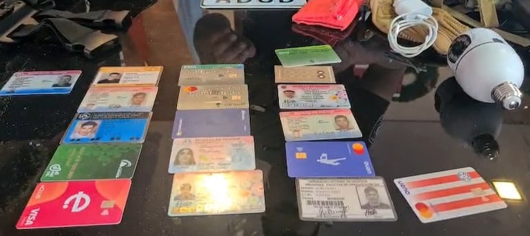 Los intervinientes incautaron varios documentos de identidad, entre ellos una cédula falsa con la foto de “Chopalé”.
