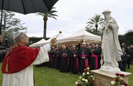 CIUDAD DEL VATICANO (VATICANO), 31/01/2026.-El papa León XIV inaugura este sábado un mosaico dedicado a la Virgen María y una imagen de Santa Rosa de Lima en los Jardines Vaticanos, en un gesto que subraya su relación y la de la Santa Sede con el Perú.EFE/ Simone Risoluti/vatican Media SÓLO USO EDITORIAL / SÓLO DISPONIBLE PARA ILUSTRAR LA NOTICIA QUE ACOMPAÑA (CRÉDITO OBLIGATORIO)