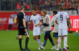 El centrocampista del Bayern de Múnich, Jamal Musiala, tuvo que retirar del terreno de juego tras desplomarse durante un partido amistoso de pretemporada.