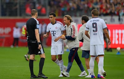El centrocampista del Bayern de Múnich, Jamal Musiala, tuvo que retirar del terreno de juego tras desplomarse durante un partido amistoso de pretemporada.