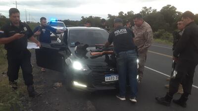 Un hombre fue aprehendido y tres rifles calibre 22 fueron incautados durante un procedimiento policial realizado anoche sobre la ruta PY19, a la altura del kilómetro 47.
