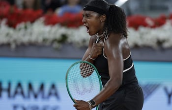 La tenista estadounidense Hailey Baptiste celebra la victoria ante la tenista bielorrusa Aryna Sabalenka al finalizar el partido de cuartos de final del Abierto de Madrid este martes en la Caja Mágica de la capital.