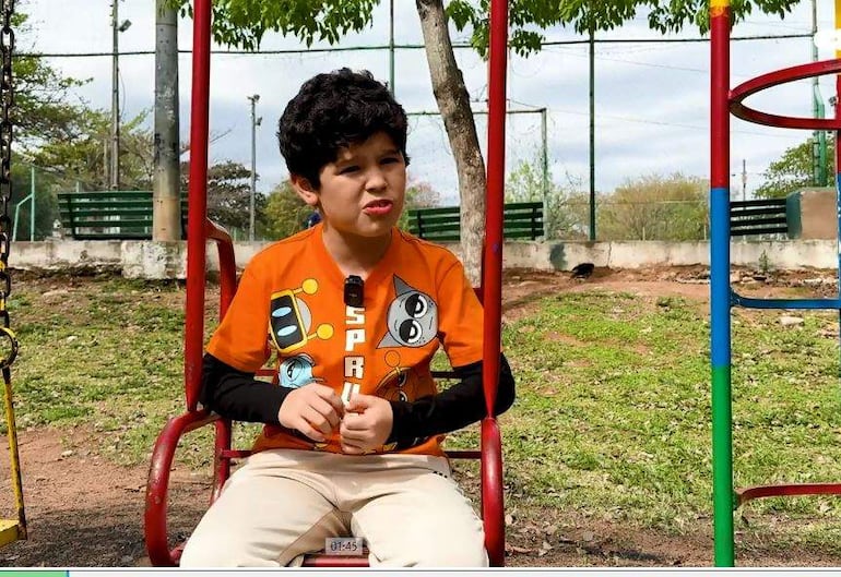 Matías, conversa con ABC sentado en una hamaca del parque infantil, en el Paseo 21 Proyectada, sobre la avenida Itá Ybaté de Asunción.