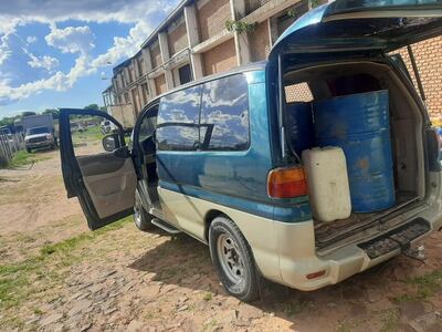 Camioneta incautada con los tambores cargados de combustible.