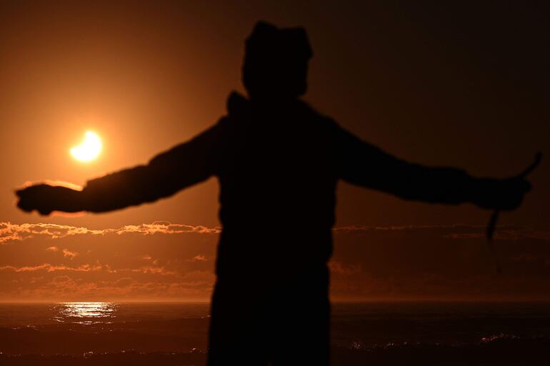 Una persona observa un eclipse solar parcial en New Brighton, un suburbio costero de Christchurch, el 22 de septiembre de 2025.