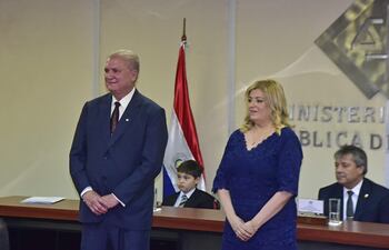 El flamante fiscal general Emiliano Rolón y la ex fiscala general Sandra Quiñónez, en el acto de asunción al cargo.