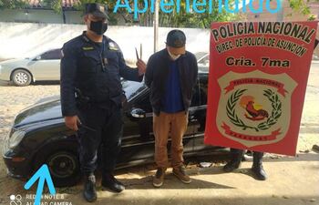 Samuel Mathias Fernández Villalba, detenido en la comisaría 7° de Asunción, junto al auto Mercedes Benz, que supuestamente acostumbraba usar para transportar y rescatar a maleantes.