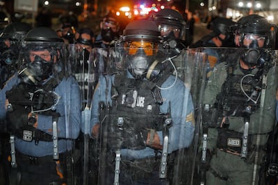 Los aledaños del centro de detención de inmigrantes Delaney Hall en Newark, Nueva Jersey, vivieron este sábado una tensa jornada en la que se encararon manifestantes a favor y en contra de las políticas migrantorias del Gobierno del presidente estadounidense, Donald Trump. EFE/ Olga Fedorova