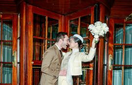 ¡Romántica postal! Ed Westwick y Amy Jackson el día de su boda civil.