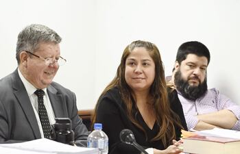 Patricia Samudio y su esposo, José Costa Perdomo, junto con el abogado defensor, en la audiencia realizada este martes.
