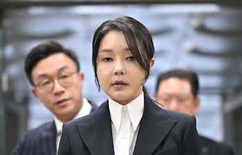 Kim Keon Hee (C), ex primera dama y esposa del expresidente de Corea del Sur, Yoon Suk Yeol.