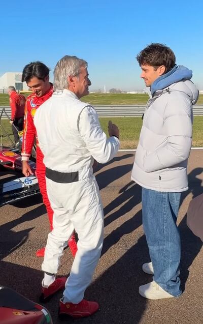 Carlos Sainz padre acompañó a su hijo en la despedida que le brindó este martes la escudería Ferrari en Fiorano, donde juntos rodaron en sendos monoplazas. También asistió el monegasco Charles Leclerc.