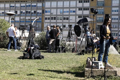 Representantes de los medios de comunicación aguardan frente al Hospital Universitario Agostino Gemelli de Roma (Italia) este 13 de octubre de 2026, donde el papa fue operado.
