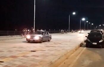 Autos circulando en la vereda de la Costanera Sur.