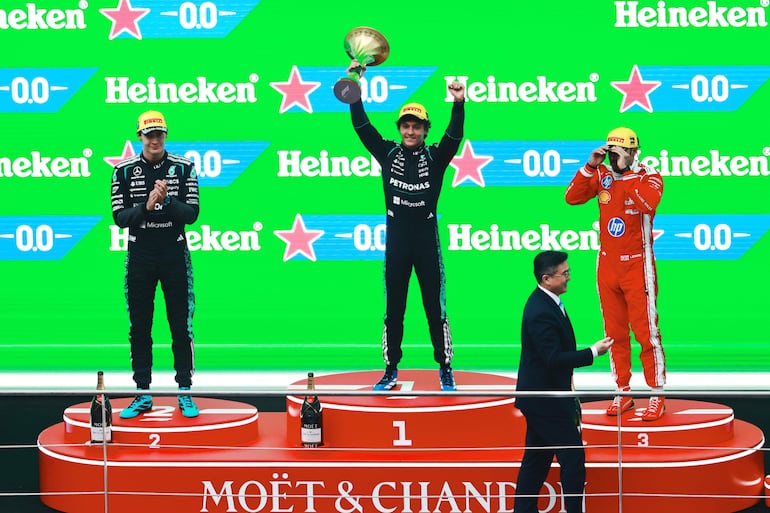 Andrea Kimi Antonelli (Mercedes) celebra con el trofeo arriba su primer triunfo en un gran premio de la F1. George Russell (Mercedes) fue segundo y Lewis Hamilton (Ferrari) completó el podio.