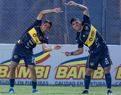 Édgar González (izquierda) y Héctor "Pipo" Lezcano forman el corazón tras la anotación con la que el 12 de Junio de Villa Hayes derrotó a General Caballero de Juan León Mallorquín por 1-0.