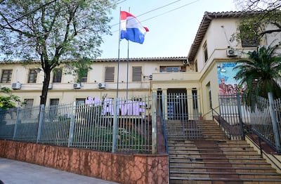 Fachada del Ministerio de Salud con una gran bandera de Paraguay ondeando en el exterior del edificio.