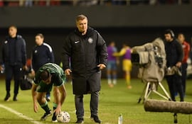 El uruguayo Diego Aguirre, entrenador de Olimpia, en el partido contra Resistencia por la segunda fecha del torneo Clausura 2023 del fútbol paraguayo en el estadio Antonio Aranda, en Ciudad del Este, Paraguay.