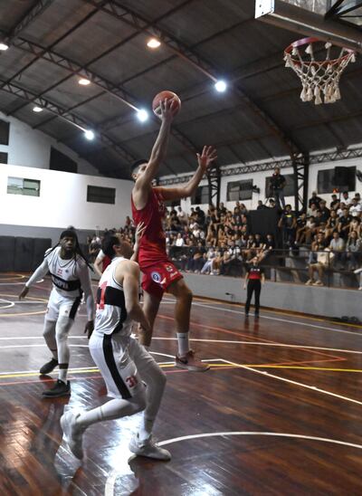 Fabio Gauto de FPC se eleva ante el King Alejandro Peralta.