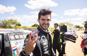 Fau Zaldívar, en Uruguay, tras concretar el tricampeonato de Rally FIA Codasur.