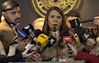 Celeste Amarilla, con cabello largo y lacio, ofrece declaraciones rodeada de periodistas con micrófonos, en un ambiente formal.