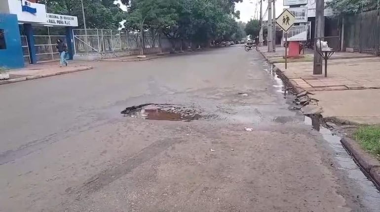 Bache sobre la calle 14 de Mayo, de Pedro Juan Caballero, una de las arterias más deterioradas, según los conductores.