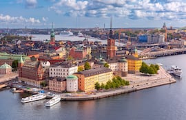 Gamla Stan con coloridos edificios y torres en Estocolmo, Suecia.