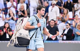 João Fonseca de Brasil camina saliendo de la cancha tras su derrota ante Ben Shelton de los Estados Unidos en su partido de octavos de final individuales en el octavo día del ATP 1000 National Bank Open presentado por Rogers en el Stade IGA, en Montreal, Quebec, Canadá.