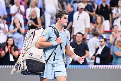João Fonseca de Brasil camina saliendo de la cancha tras su derrota ante Ben Shelton de los Estados Unidos en su partido de octavos de final individuales en el octavo día del ATP 1000 National Bank Open presentado por Rogers en el Stade IGA, en Montreal, Quebec, Canadá.