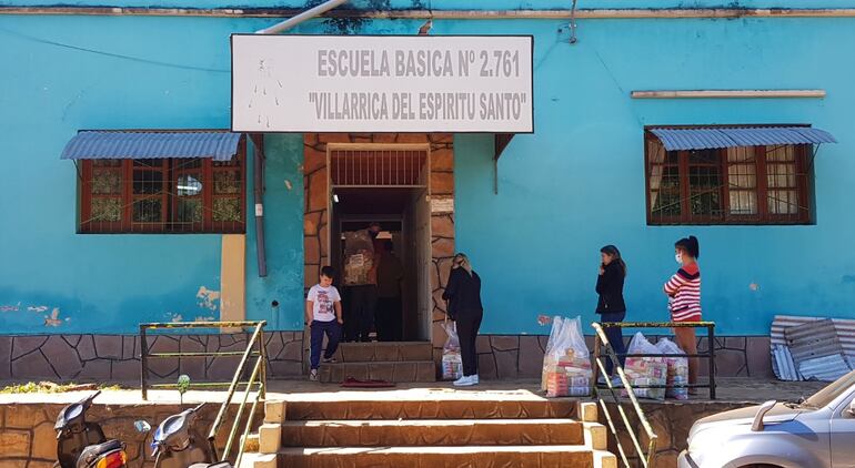 Los padres retiraron hoy los kits de alimentos.