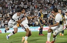 El delantero Adrián Alcaraz recibe las felicitaciones de sus compañeros tras anotar el tanto de triunfo de Olimpia sobre Sportivo Trinidense.