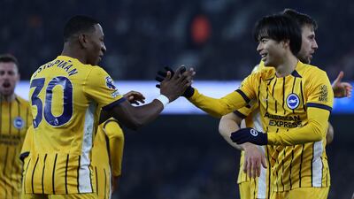 El ecuatoriano Pervis Estupiñán (i) celebra con el japonés Kaoru Mitoma, autor del primer gol para el Brighton.