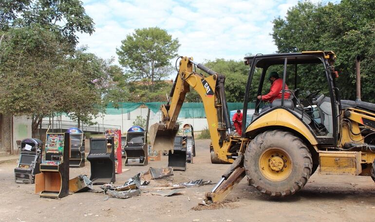 Proceso de destrucción de los tragamonedas que quedaron luego de que desaparecieran 33 de las máquinas.