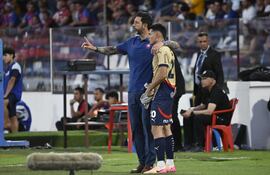El entrenador de Cerro Porteño, Jorge Bava brindando indicaciones al mediocampista Wilder Viera.