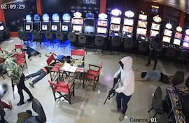 Los delincuentes actuaron con mucha violencia, según se observa en las imagenes de circuito cerrado.
