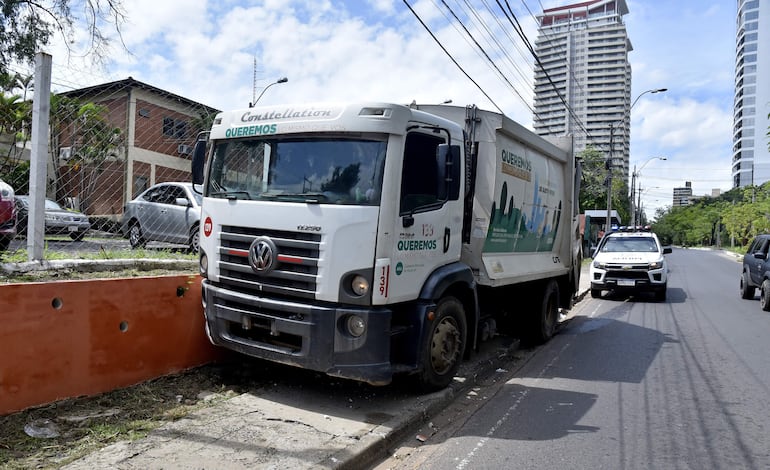 Camión recolector sin frenos impacta contra la muralla del Hospital de Trinidad