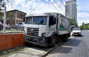 Camión recolector de basura de la Municipalidad de Asunción perdió los frenos y chocó por la muralla del Hospital de Trinidad.