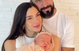 Luli Lozano y Lucas Pratto con la tierna Bianca posaron por la fotógrafa Angélica Escobar.