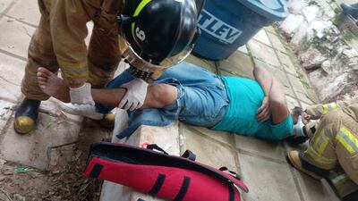 Sospechoso de robo domiciliario quedó lesionado tras saltar de un segundo piso para huir.