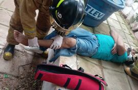 Sospechoso de robo domiciliario quedó lesionado tras saltar de un segundo piso para huir.