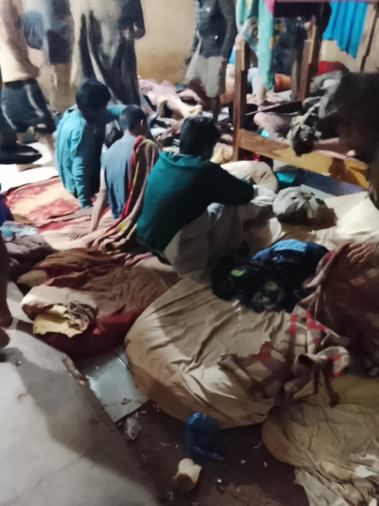 Los internos normales se ven obligados a dormir sobre arapos,  restos de sábanas extendos sobre el piso, mienttras que los condenados o procesados por narocotráfico y sicarios descanzan en cómodos  somieres. 