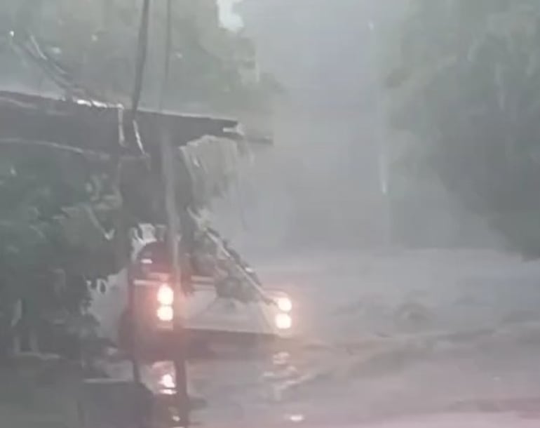 Alto Paraguay, barrio Terminal. Camioneta tuvo que ser atada con cuerdas para no ser arrastrada por el raudal.