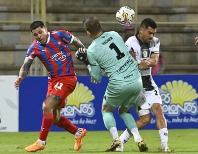 El arquero de Tacuary, Vagner Brandalise, sale a cortar el avance  de Juan Manuel Iturbe. Acompaña Miguel Samudio.