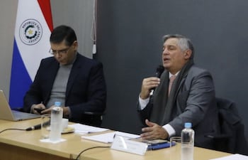 El ministro de Educación, Luis Ramírez, junto a su asesor, Hermann Weisensee.