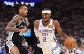 El actual MVP de la NBA, el canadiense Shai Gilgeous-Alexander se lleva el balón ante la defensa de Devin Vassell. Fue victoria de OKC y se ponen a un triunfo de las finales de la NBA.