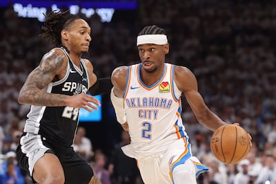 El actual MVP de la NBA, el canadiense Shai Gilgeous-Alexander se lleva el balón ante la defensa de Devin Vassell. Fue victoria de OKC y se ponen a un triunfo de las finales de la NBA.