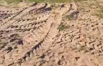 Extraen arena de la playa del río Tebicuary y dejan una enorme zanja en Caapucú.